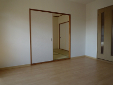 ���]�����i